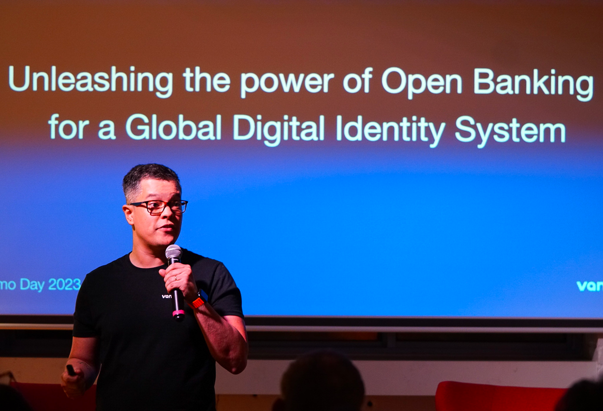 Amadeu Ferreira speaking at an event